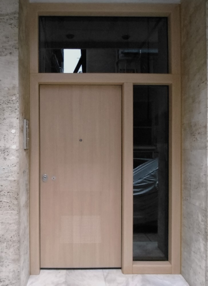 Πόρτα Laminate - Εισόδου Πολυκατοικίας Με 1 Σταθερό & Φεγγίτη