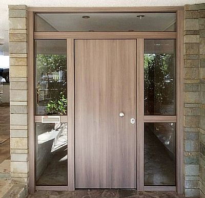 Πόρτα Laminate - Εισόδου Πολυκατοικίας Με 2 Σταθερά & Φεγγίτη