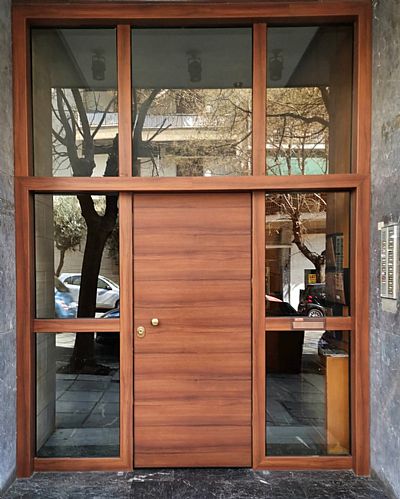 Πόρτα Laminate - Εισόδου Πολυκατοικίας Με 2 Σταθερά & Φεγγίτη