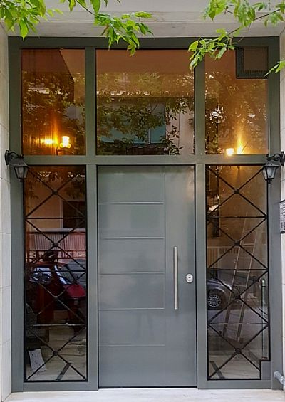 Πόρτα Αλουμινίου - Εισόδου Πολυκατοικίας Με 2 Σταθερά & Φεγγίτη