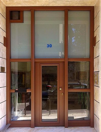 Πόρτα Αλουμινίου - Εισόδου Πολυκατοικίας Με 2 Σταθερά & Φεγγίτη